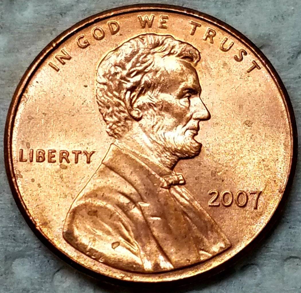 2007-P-Lincoln-Cent-Struck-Through-Center-Of-1-St-Column-And-Left-Eave?